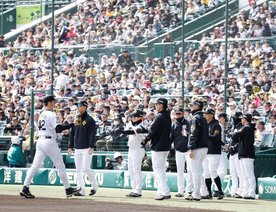 初回を投げ終えベンチに戻るルーカス（左）＝撮影・西田忠信