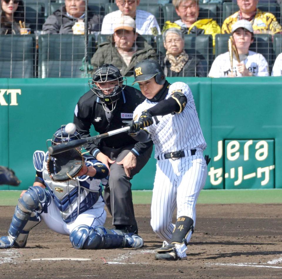 　４回、先制ソロを放つ中川（撮影・立川洋一郎）　