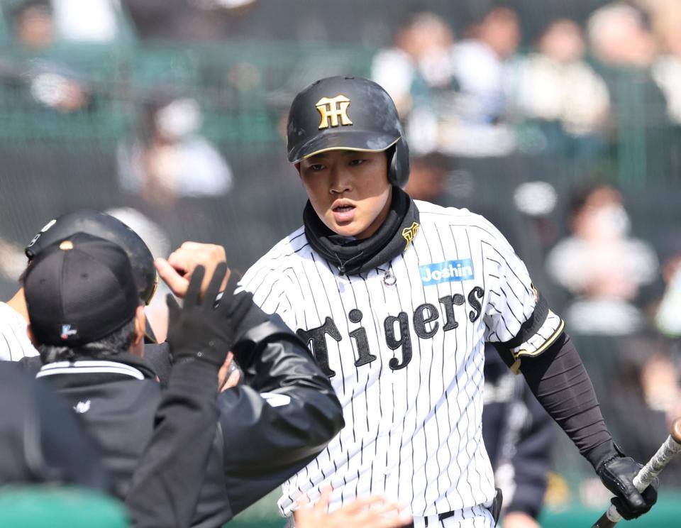 ４回、先制ソロを放ちナインに迎えられる中川（撮影・西田忠信）