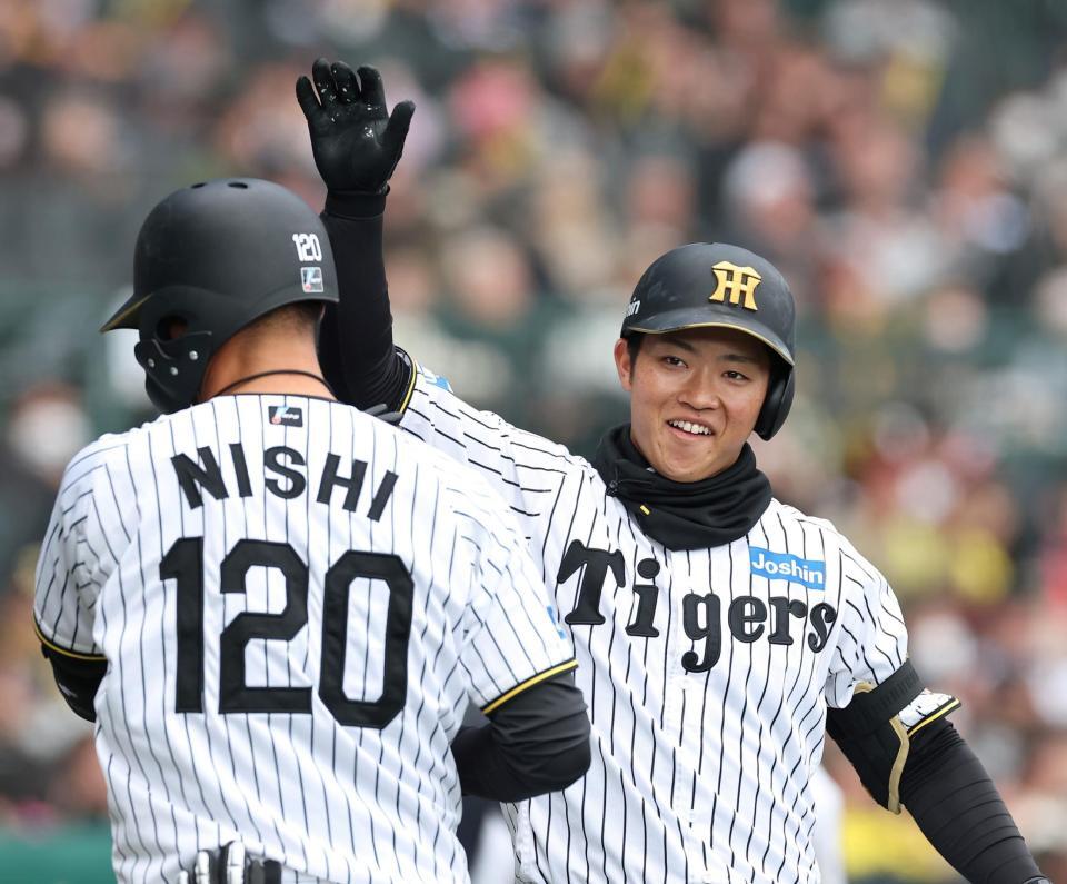 ８回、勝ち越し打を放った西純（左）を笑顔で迎える中川（撮影・西田忠信）