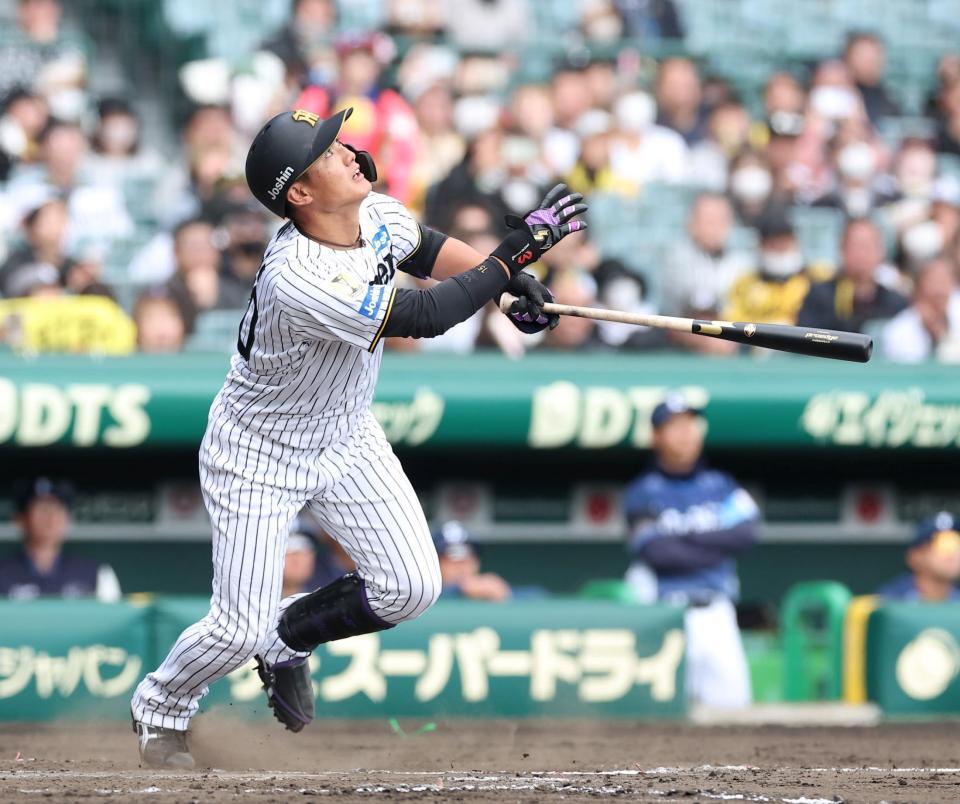 ８回、勝ち越し打を放つ西純（撮影・西田忠信）