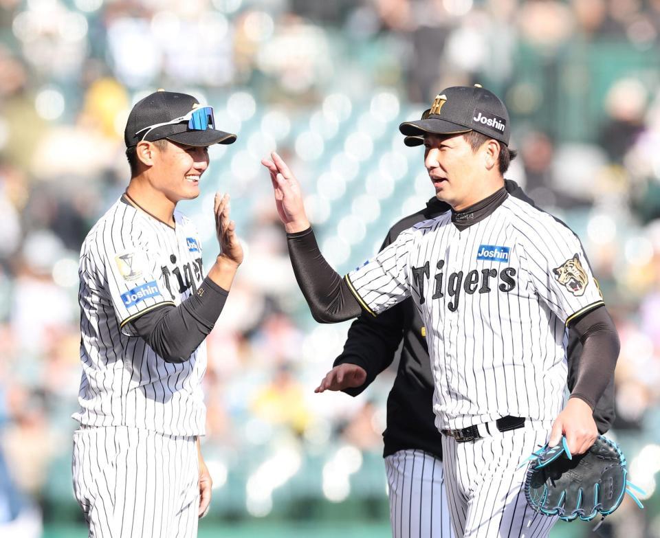 勝利後、岩崎（右）と笑顔でハイタッチする西純（撮影・西田忠信）