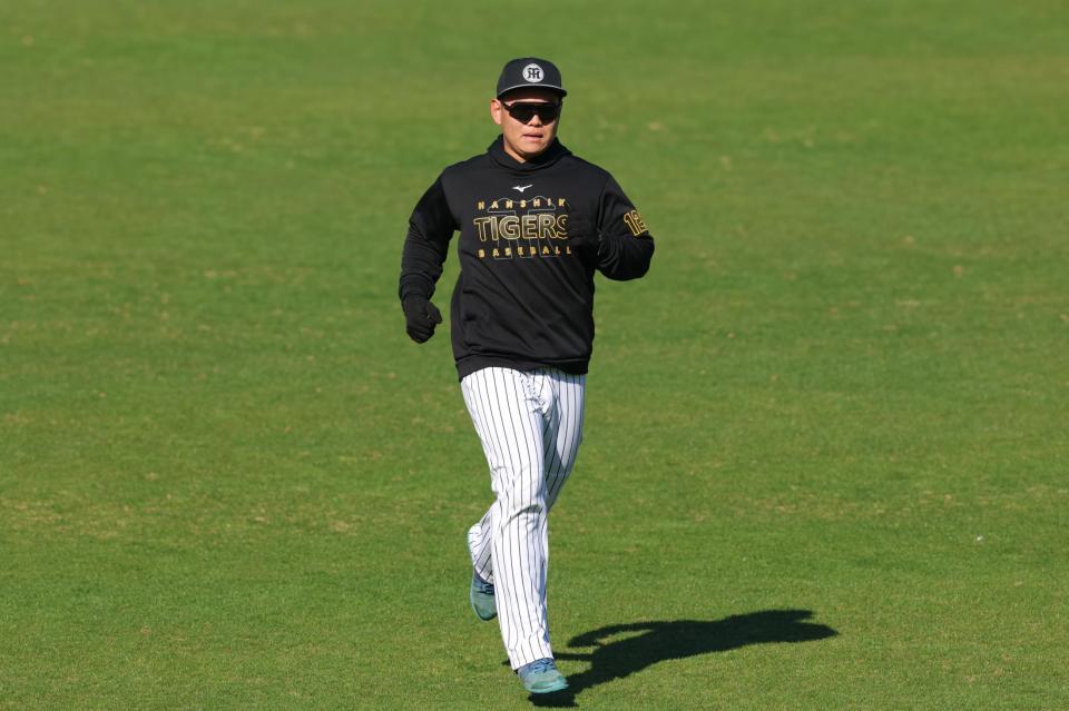 ウオーミングアップをする嶋村（撮影・立川洋一郎）