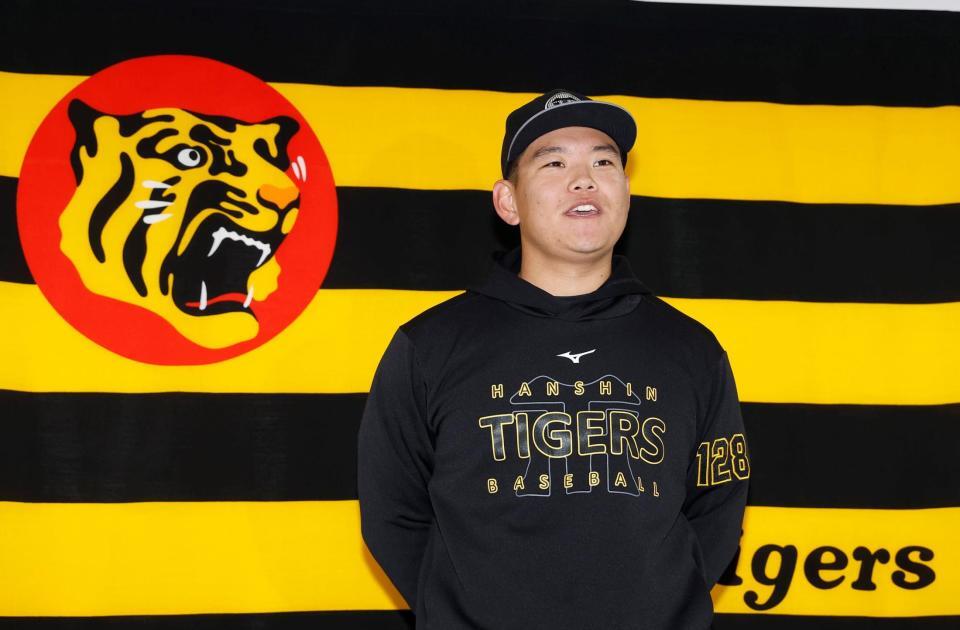 支配下登録され、取材に応じる嶋村（撮影・西田忠信）