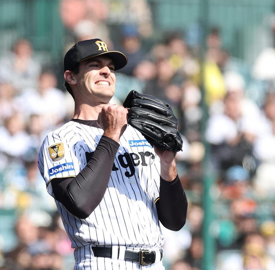 西武・桑原の遊ゴロが併殺にならず悔しがるラグズデール（撮影・西田忠信）