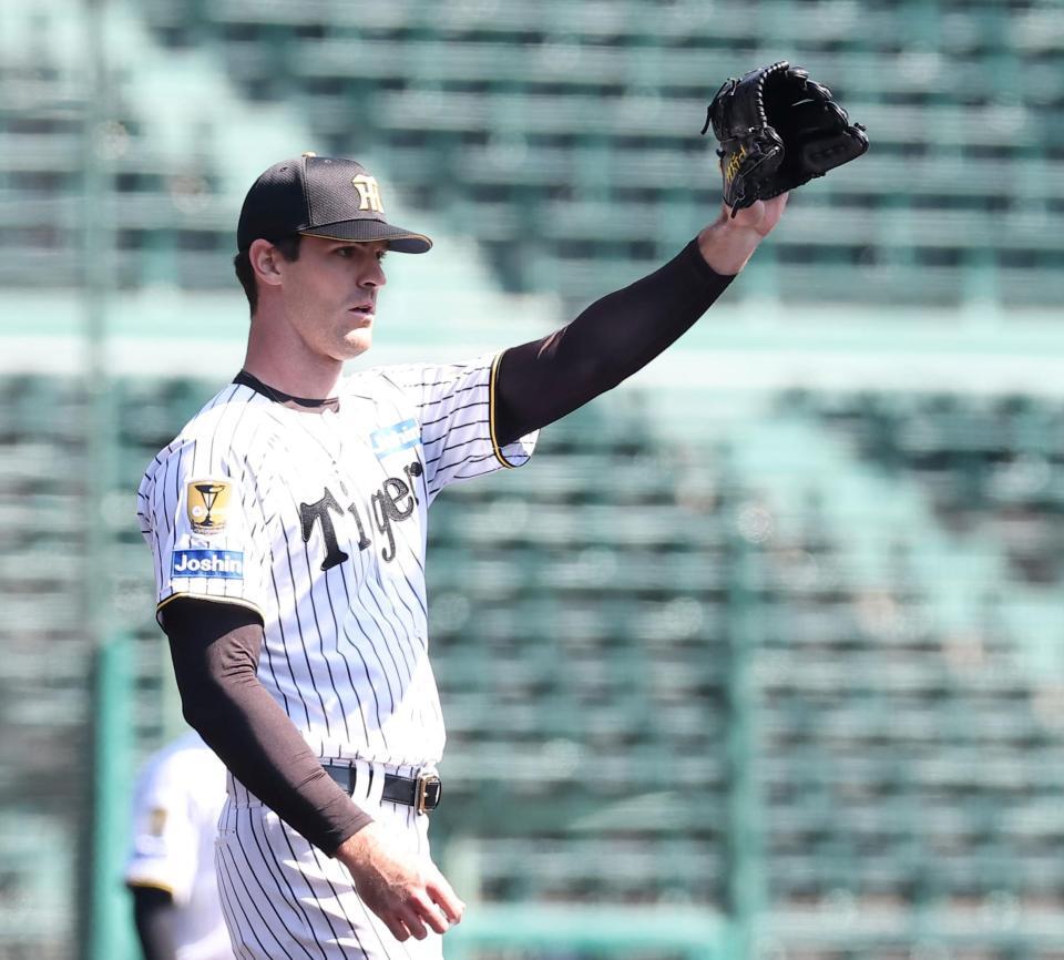 飛球を好捕した中野をたたえるラグズデール（撮影・西田忠信）