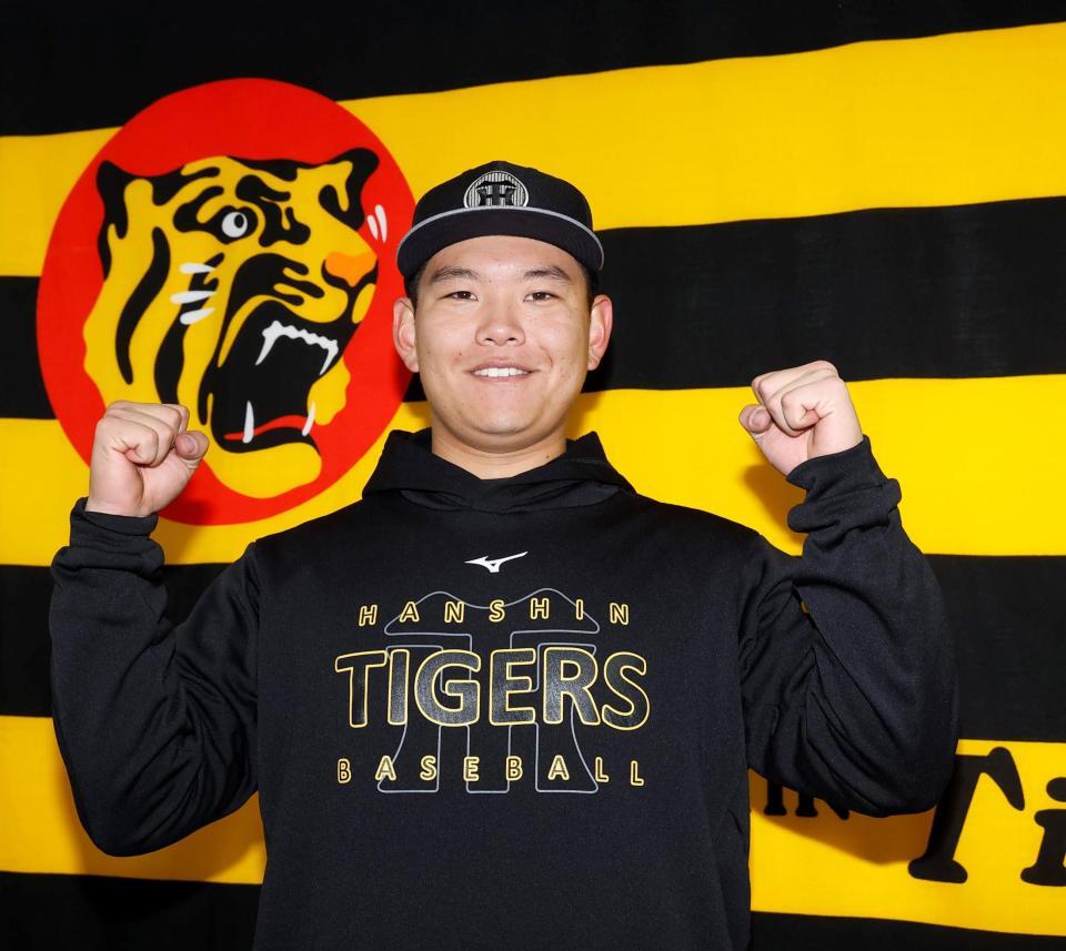 支配下登録され、笑顔でガッツポーズをする嶋村（撮影・西田忠信）