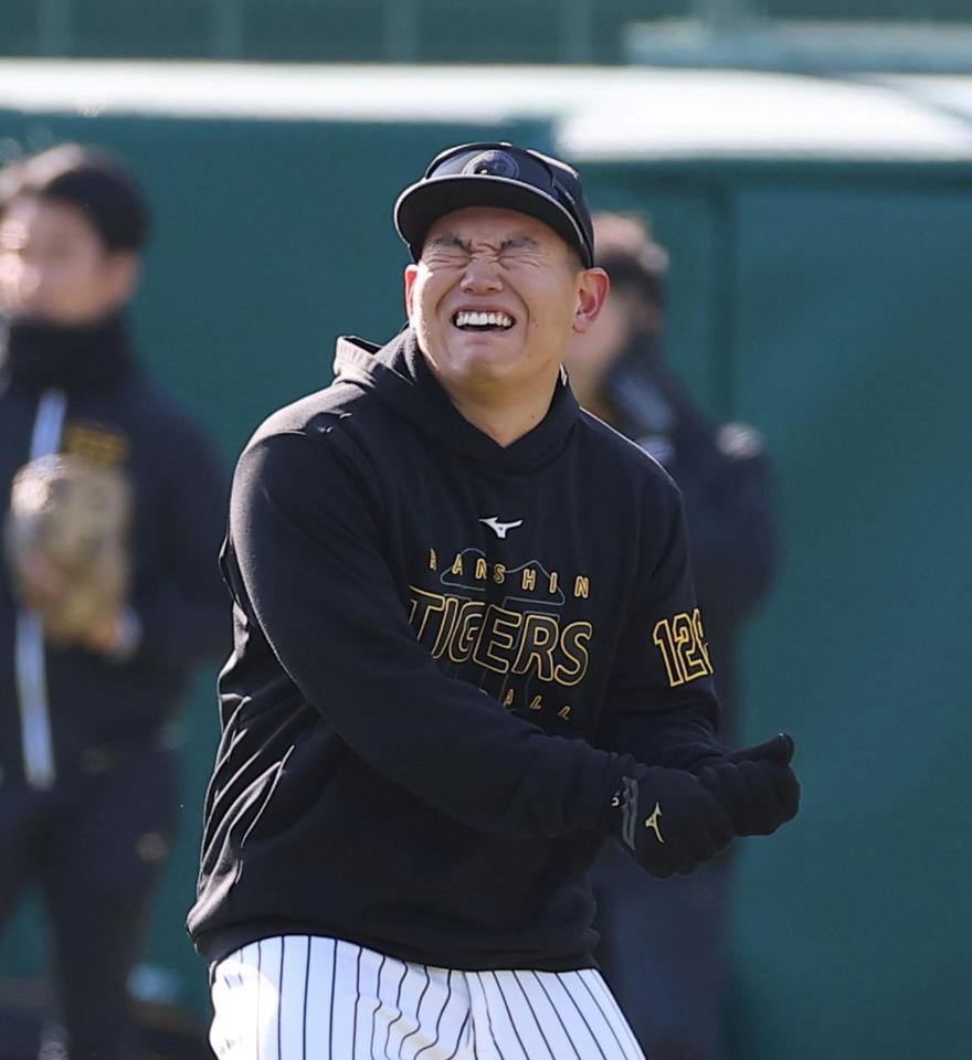 おどけてみせる嶋村（撮影・西田忠信）