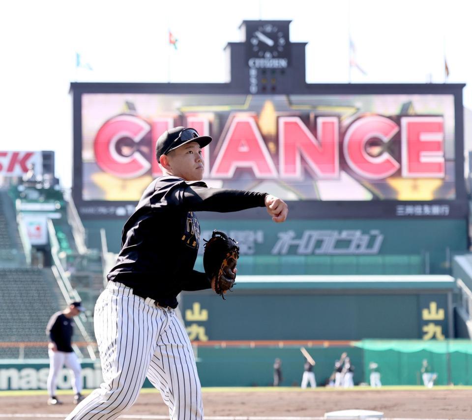 キャッチボールをする嶋村（撮影・田中太一）