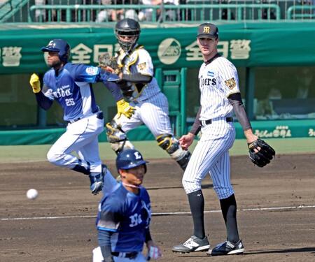 ２回、西武・カナリオ（左）を併殺打に打ち取るラグズデール（右）（撮影・立川洋一郎）