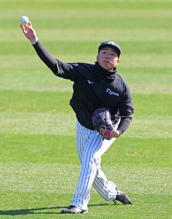 キャッチボールをして調整する村上（撮影・立川洋一郎）