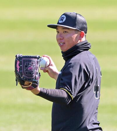 キャッチボールをして調整する村上（撮影・立川洋一郎）