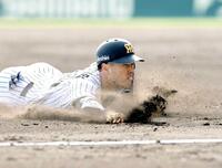 　７回、２点三塁打を放ち、滑り込む岡城（撮影・田中太一）