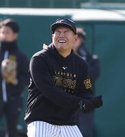 おどけてみせる嶋村（撮影・西田忠信）