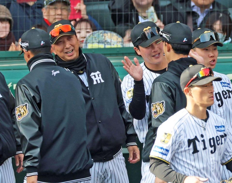 ナインと勝利のタッチを交わす藤川監督（左）＝撮影・立川洋一郎