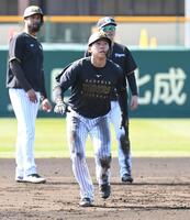 走塁練習を行う立石（手前）＝撮影・高部洋祐