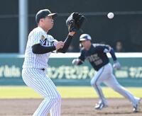 ２回、横山のピッチャー返しをつかみ、併殺を完成させる村上（撮影・高部洋祐）
