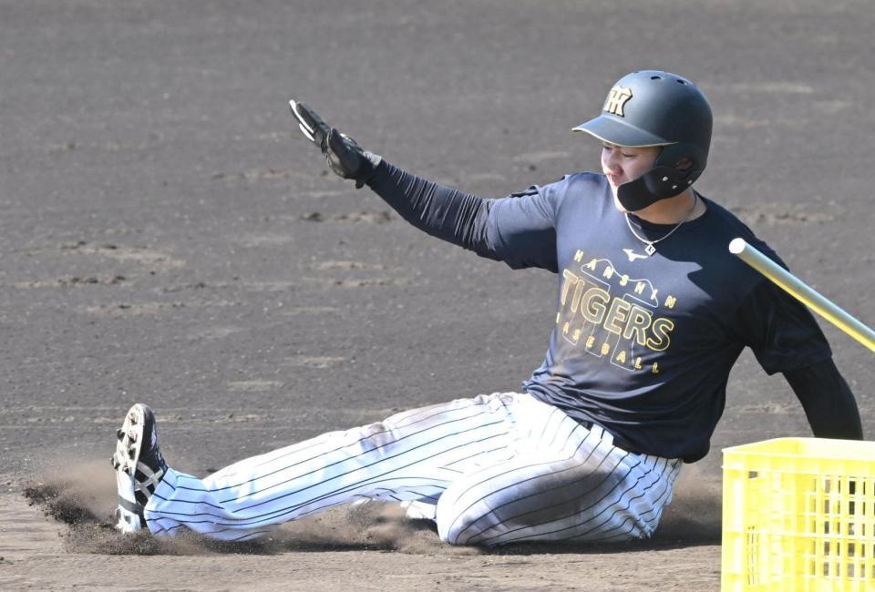 二塁にスライディングする立石（撮影・高部洋祐）