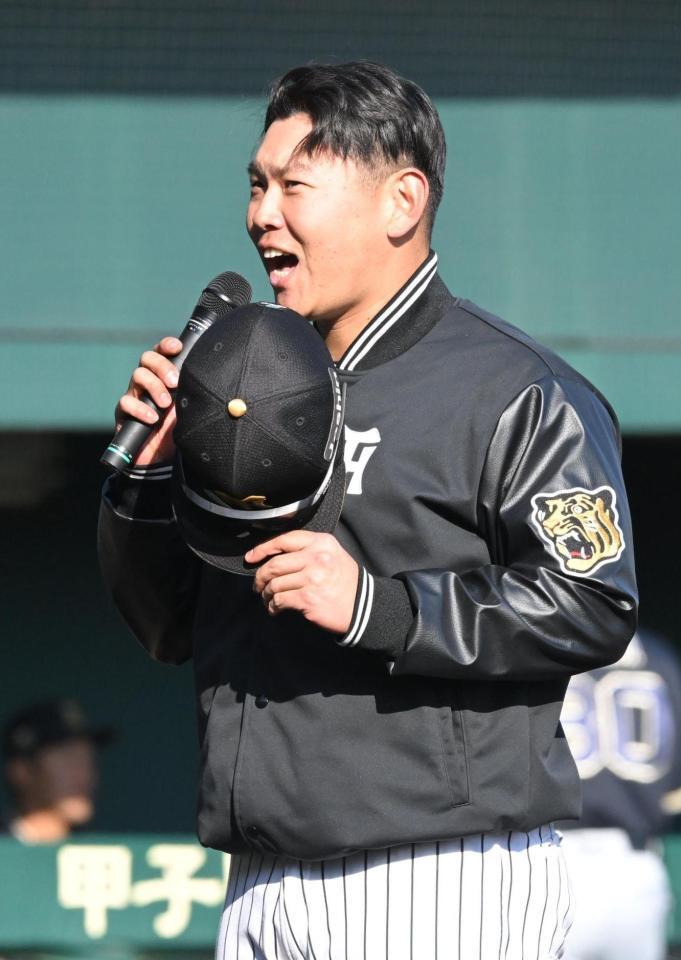 試合後、詰めかけたファンにあいさつする嶋村（撮影・高部洋祐）