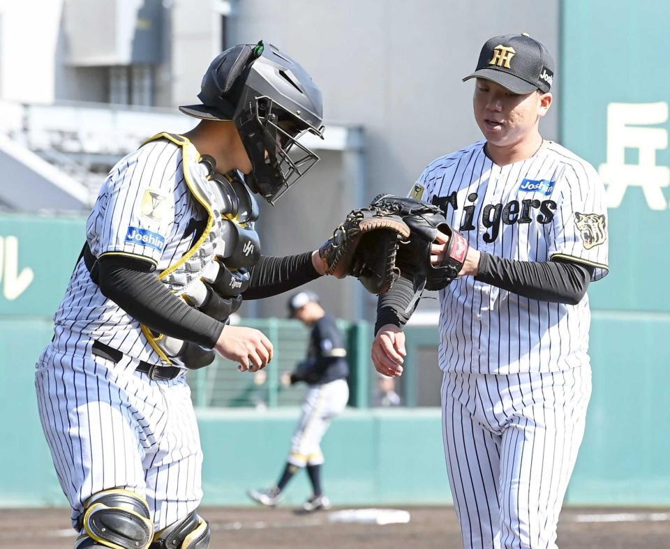 　５回を投げ終えた村上（右）とタッチを交わす嶋村（撮影・高部洋祐）