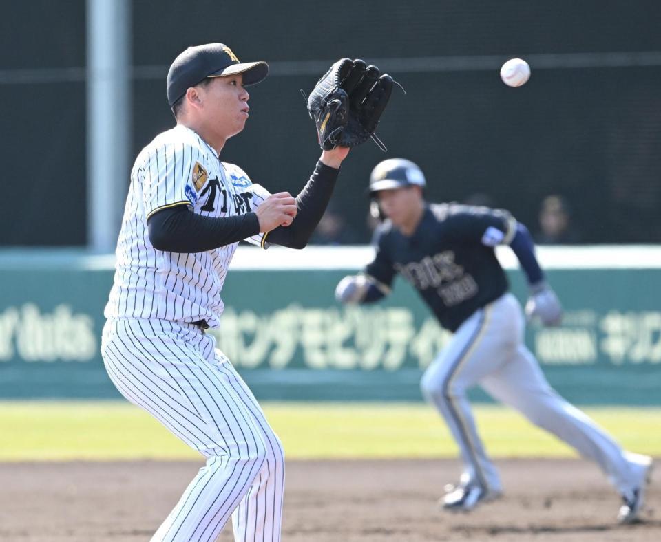 ２回、横山のピッチャー返しをつかみ、併殺を完成させる村上（撮影・高部洋祐）