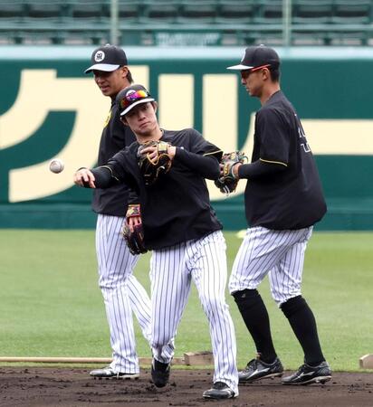 ノックを受ける中野（撮影・山口登）