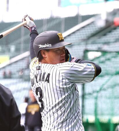 打撃練習でバットを振り込む大山（撮影・山口登）