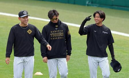 早川（左）、湯浅（中央）とウオーミングアップをしながら談笑する高橋（撮影・立川洋一郎）