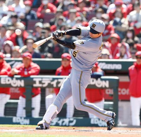 １回、先頭打者本塁打を放つ近本（撮影・西田忠信）