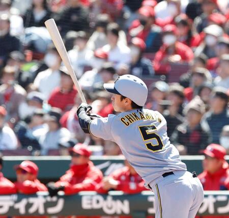 １回、先頭打者本塁打を放つ近本（撮影・西田忠信）