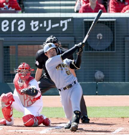 ３回、２ランを放つ中川（撮影・田中太一）