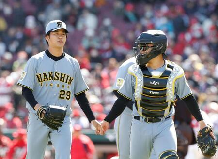 初回を無失点で切り抜け、嶋村（右）とベンチに戻る高橋（撮影・西田忠信）