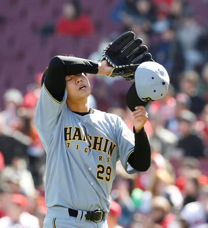 １回、ファビアンを併殺に仕留め汗をぬぐう高橋（撮影・西田忠信）