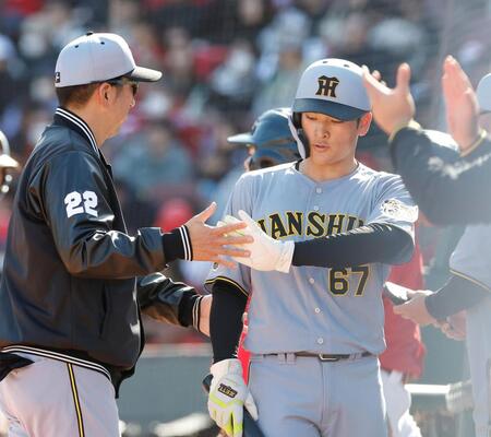 ７回、中川の適時打で生還し、藤川監督（左）とタッチする高寺（撮影・西田忠信）