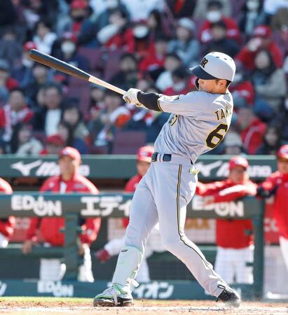 ７回、２点二塁打を放つ高寺（撮影・西田忠信）