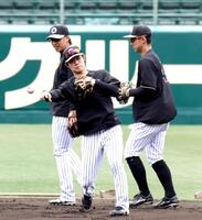 ノックを受ける中野（撮影・山口登）　