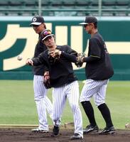 ノックを受ける中野（撮影・山口登）