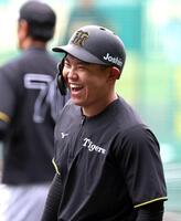 練習中、笑顔を見せる嶋村（撮影・山口登）