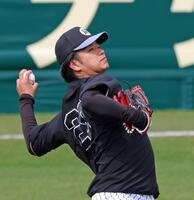 キャッチボールをして調整する高橋（撮影・立川洋一郎）