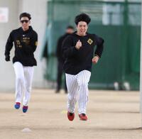 　ダッシュをする石黒。左奥は今朝丸