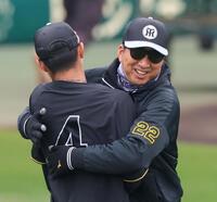 熊谷（左）とハグを交わす藤川監督（撮影・立川洋一郎）
