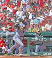 １回、先制となるソロを放つ近本（撮影・北村雅宏）