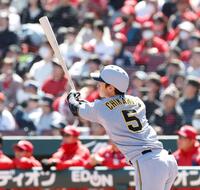 １回、先頭打者本塁打を放つ近本（撮影・西田忠信）