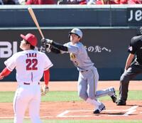 １回、先制ソロを放つ近本（撮影・田中太一）