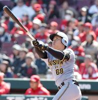 ３回、２ランを放つ中川（撮影・西田忠信）