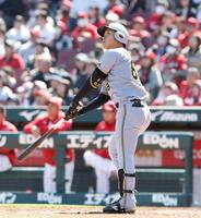 ３回、２ランを放つ中川（撮影・西田忠信）