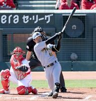 ３回、２ランを放つ中川（撮影・田中太一）