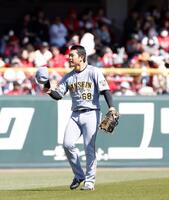 ３回に２ランを放った中川はスタンドの声援に応える（撮影・西田忠信）