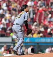 ５回、菊池の打ち上げたフライに目をやる高橋（撮影・北村雅宏）