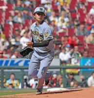 ３回、佐々木の放った一ゴロのベースカバーに走る高橋（撮影・北村雅宏）